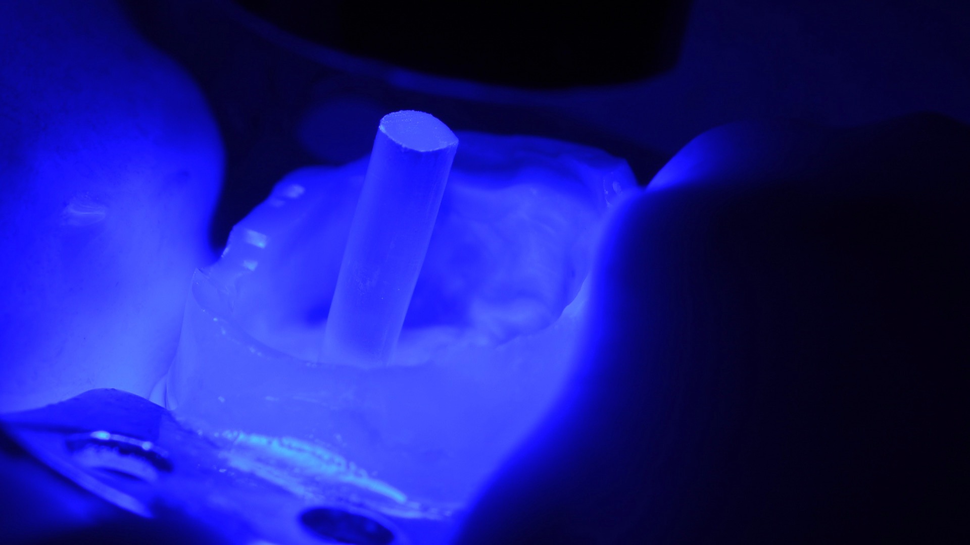 Photopolymérisation de l’adhésif 3M™ Scotchbond™ Universal Plus.