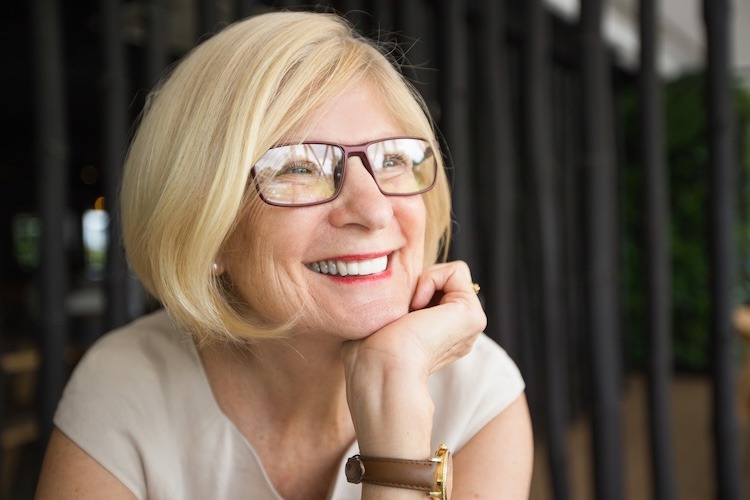 Portrait d'une femme senior avec un sourire éclatant et naturel.