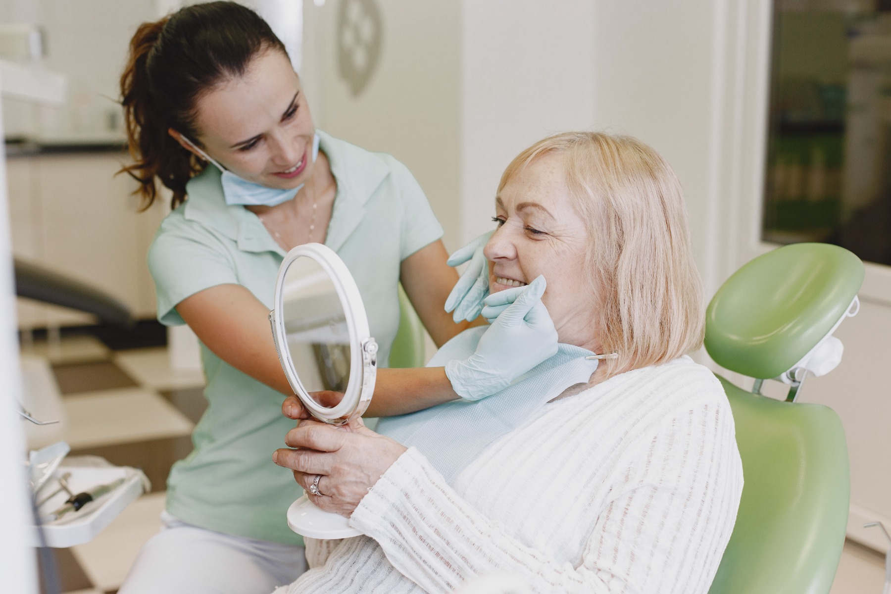 Une femme en consultation avec une dentiste.