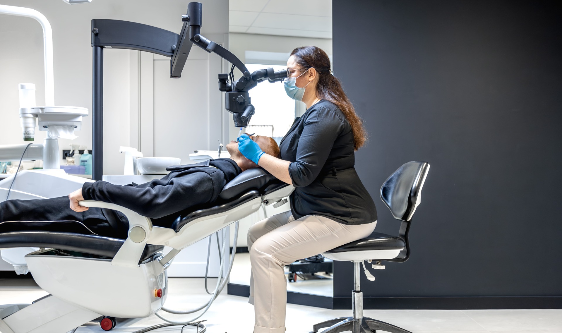 Une dentiste travaillant dans un cabinet dentaire moderne.