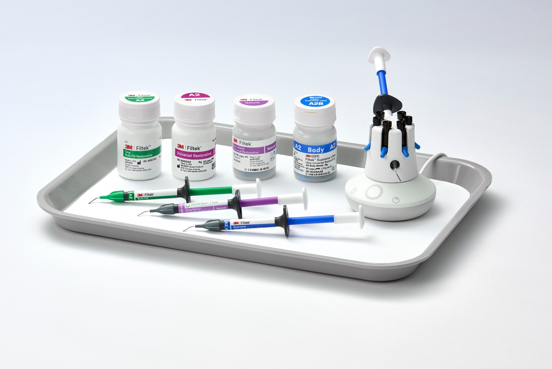 Image des composites Filtek™ en capsules et seringues, et du dispositif Solventum™ Réchauffeur de composites Filtek™